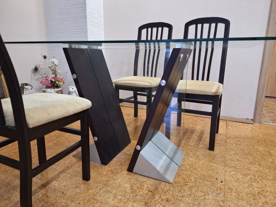 Стъклена маса за трапезария