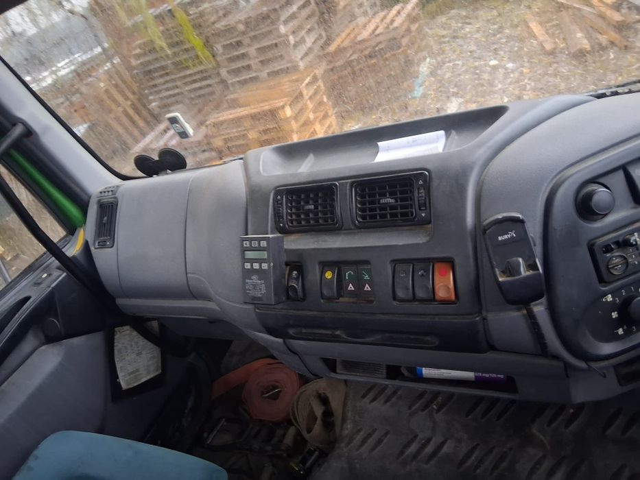 Camion cu macara DAF LF