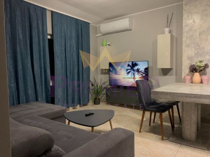 Тристаен апартамент + Паркомясто, Кабелна Тв, Интернет и входни такси