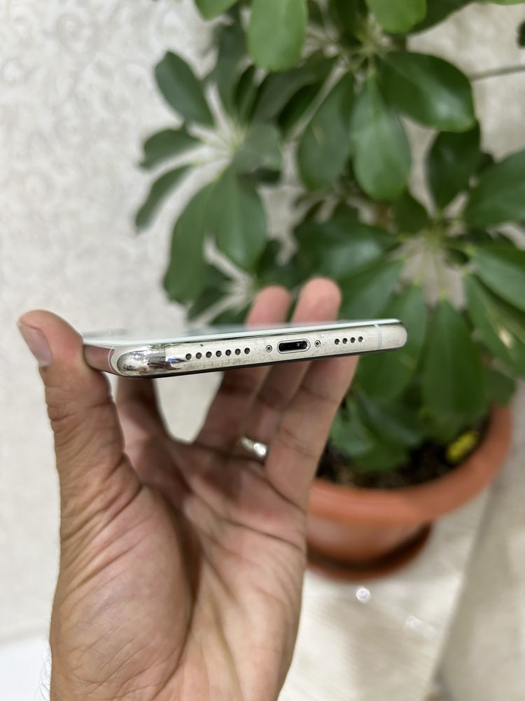 iPhone 11 Pro Max 64GB телефон в идеалном состоянии.