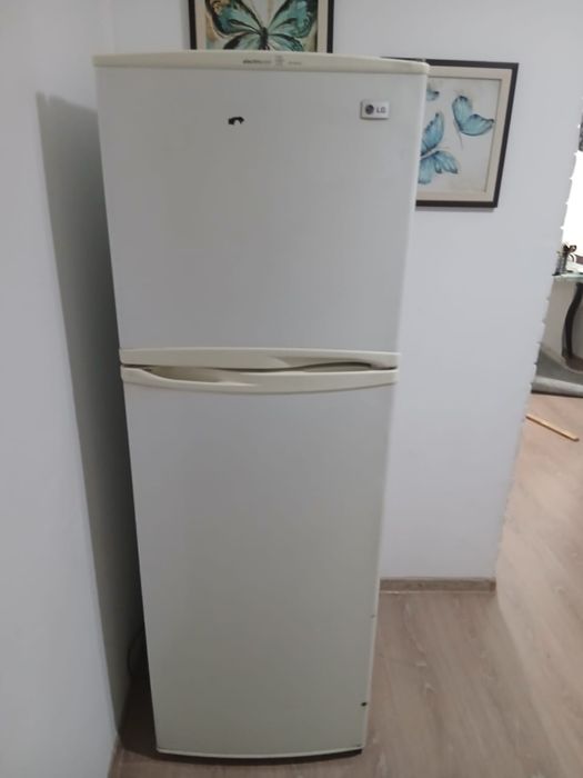 Холодильник LG не большой, продам. Рабочий. Хорошо морозит.