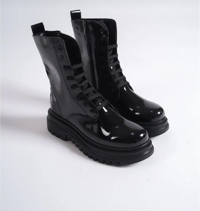 Дамски лачени боти с връзки и цип