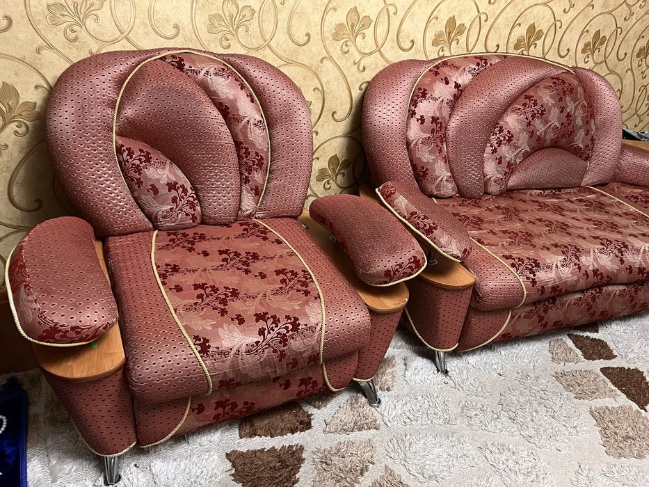 Продам угловой диван и кресло
