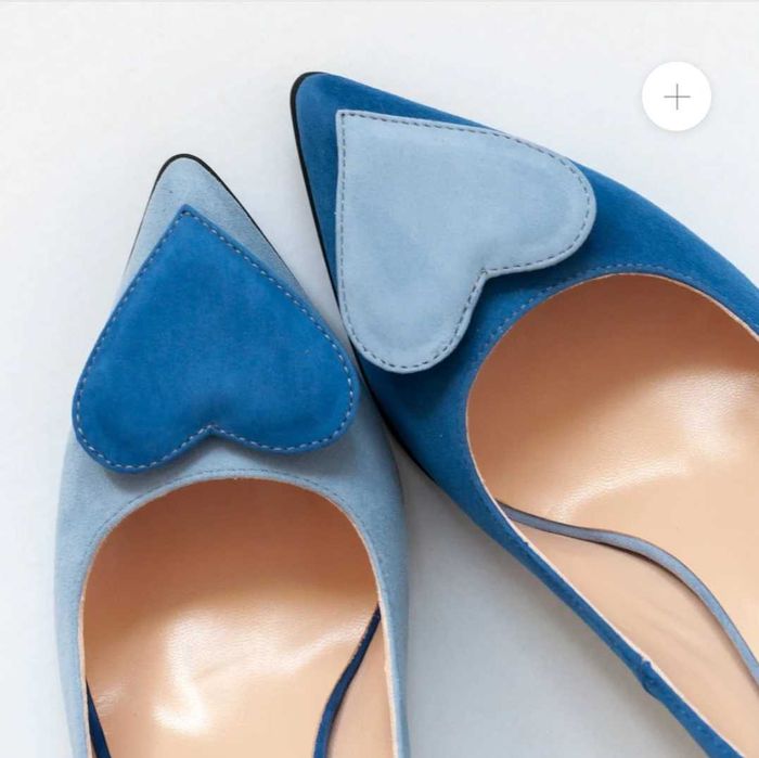 Pantofi stiletto asimetrici cu toc comod din piele întoarsă.