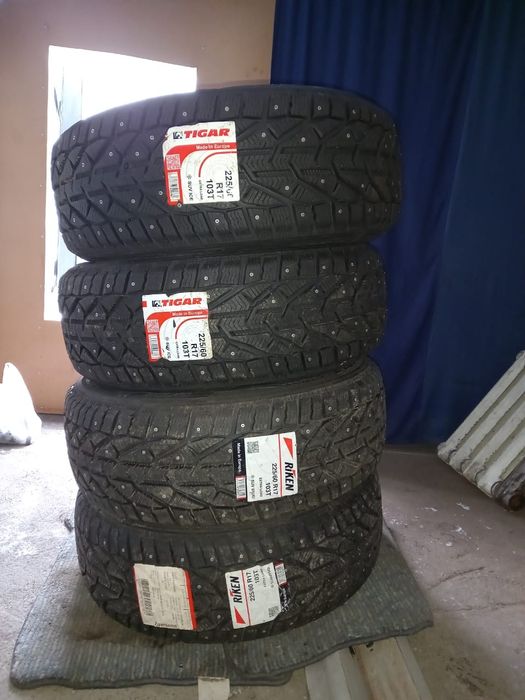 Продам новый зимние шипованные шины tigar 3 r17 225/60