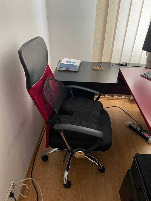 Birou elegant, ideal pentru cei care folosesc doua monitoare