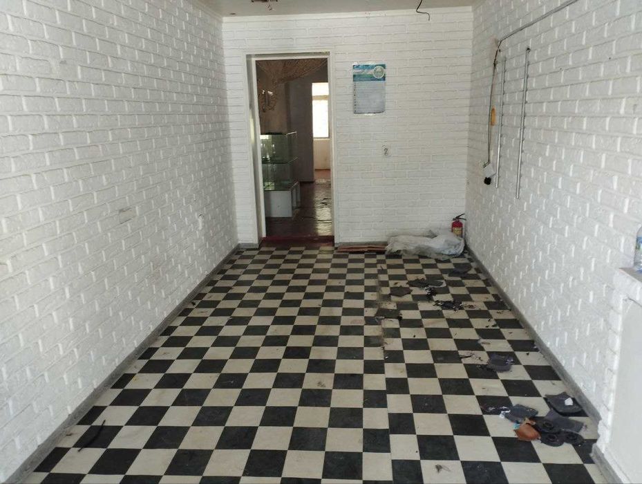 Аренда. Йул юзида бозор ёнида 65м2. Атиги 600 у.е.. Нежилое проходняк