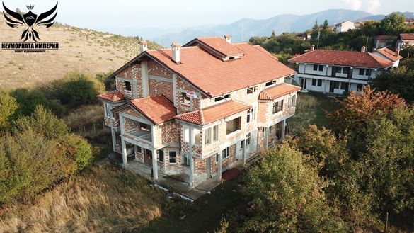 Два броя постройки и 2482кв.м. земя към тях в село Добростан