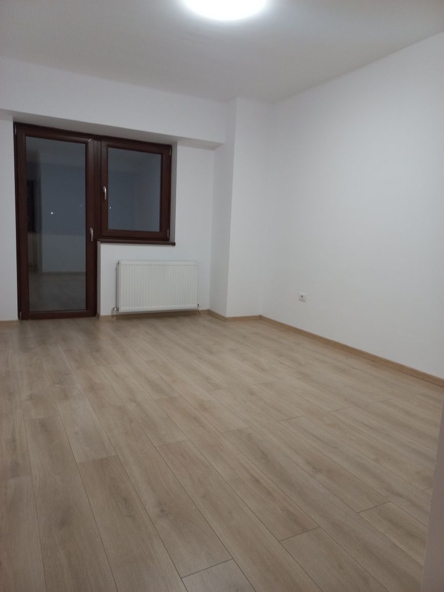 Închiriez apartament 3 camere zona centrala , parter,  110 Mp