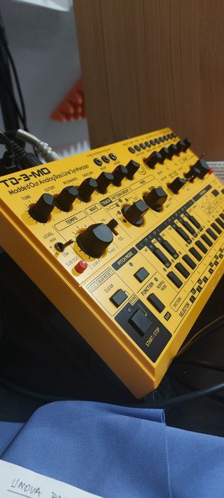 Synth Behringer TD3 MO