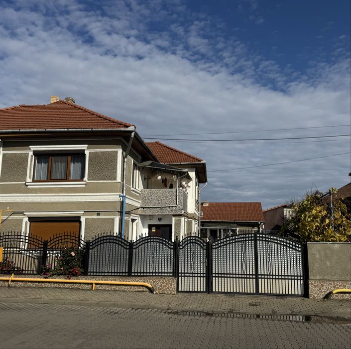 Casă cu etaj, utilată complet