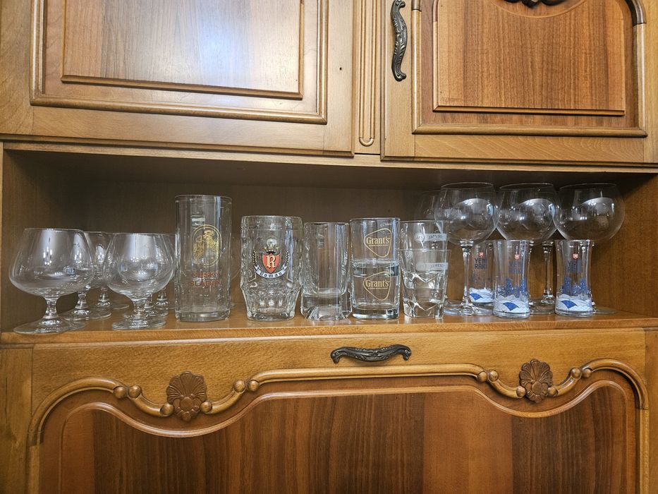 Посуда разная: бокалы, фужеры, рюмки, пивные кружки