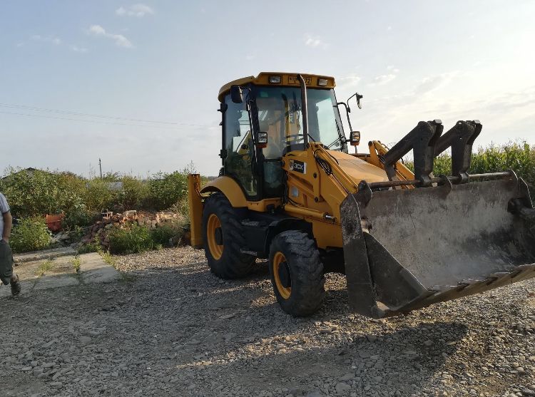 Inchiriez Buldoexcavator JCB