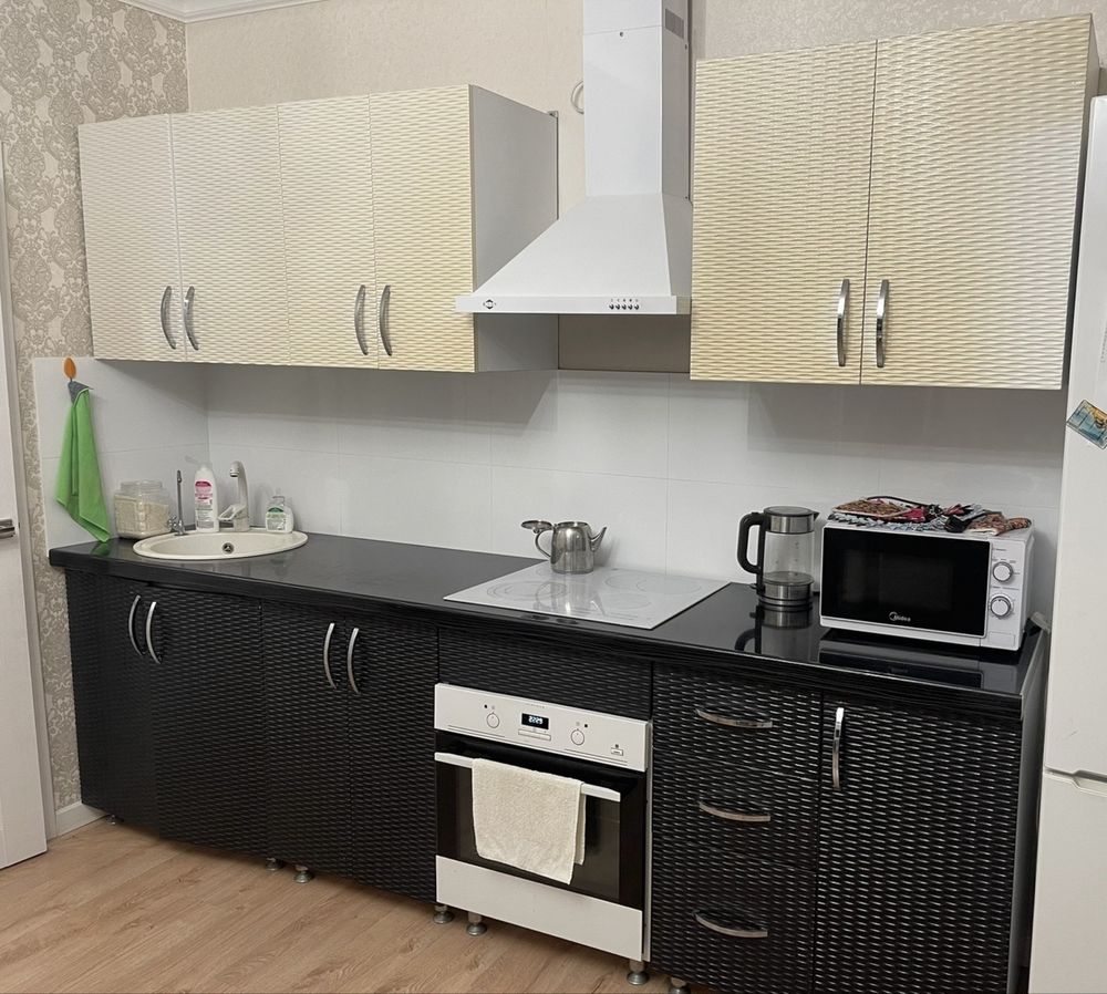 Продаем кухню +вытяжка и мойка в подарок