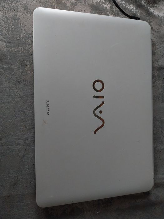 Vând 2 laptopuri unu mic și unu mare