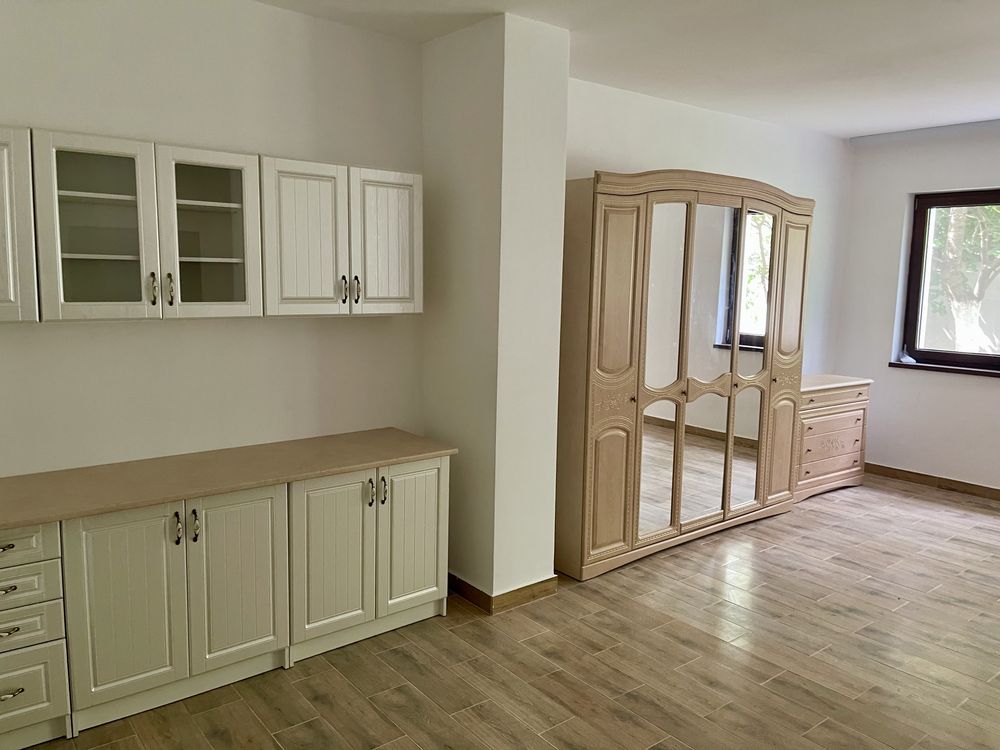 Inchirez apartamente / garsoniere cu parcare privata in Caransebeș