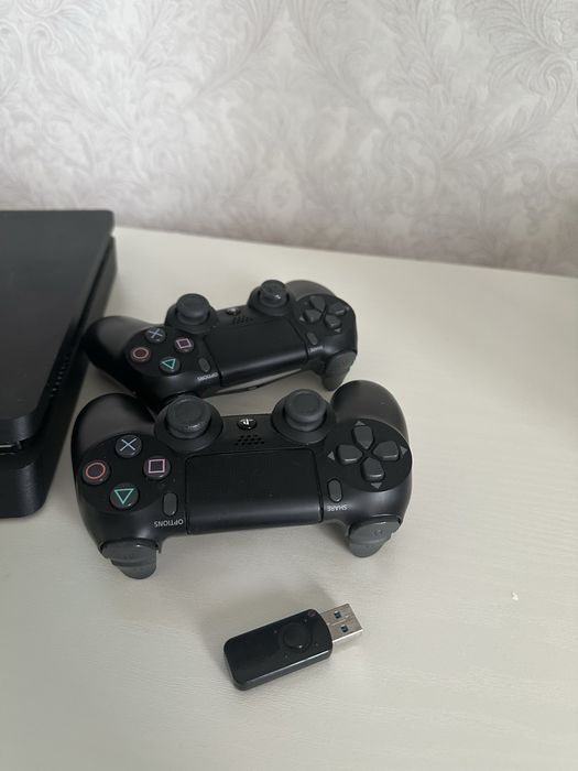 Продаеться PS4 срочно