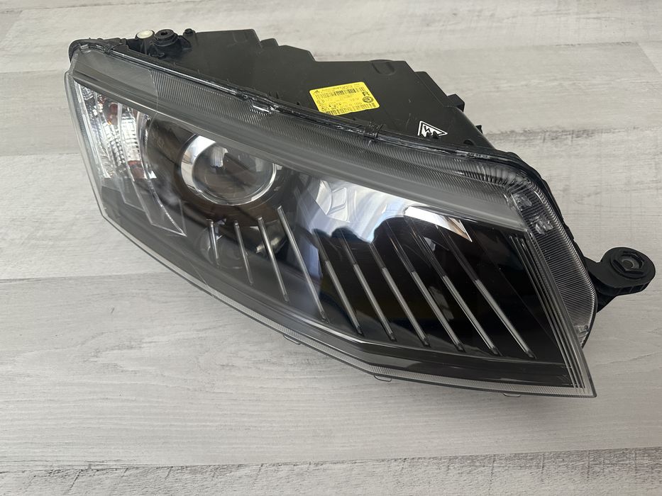 Far dreapta skoda octavia 3 5E bi xenon adaptiv Europa