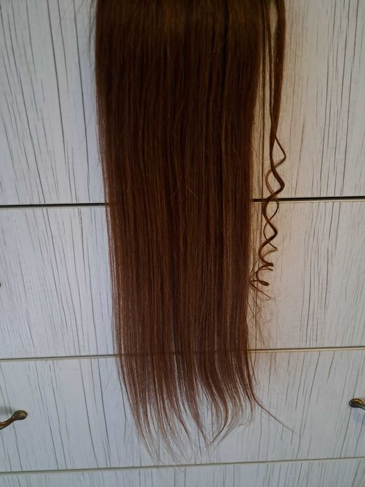 Естествена  кестенява коса.