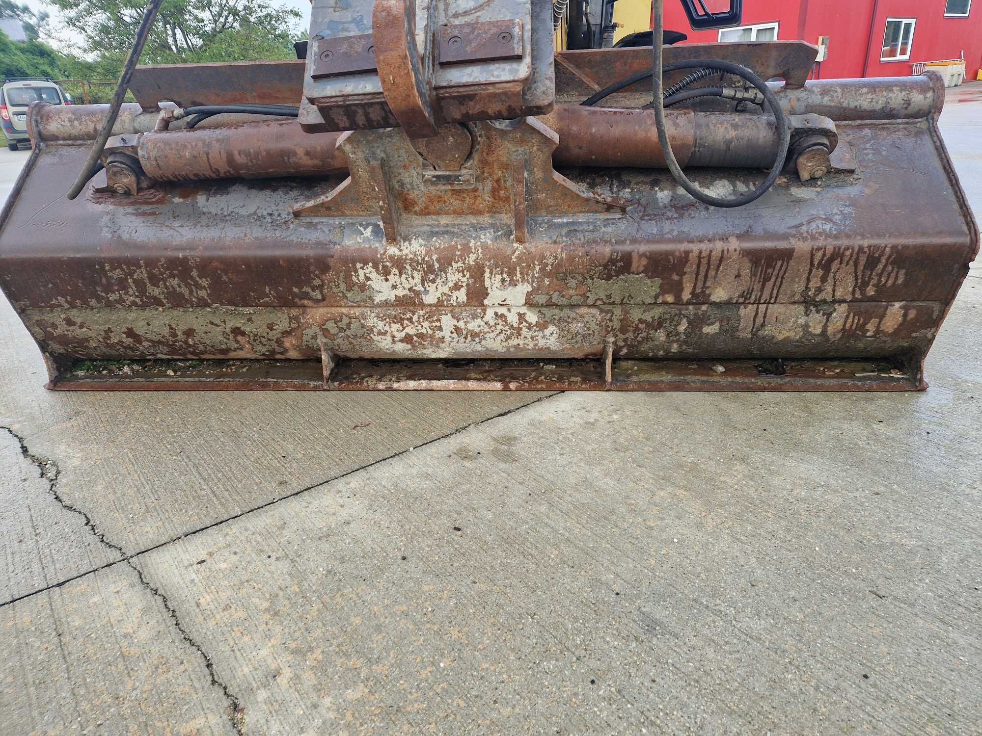 Cupa taluz inclinabila hidraulic excavator