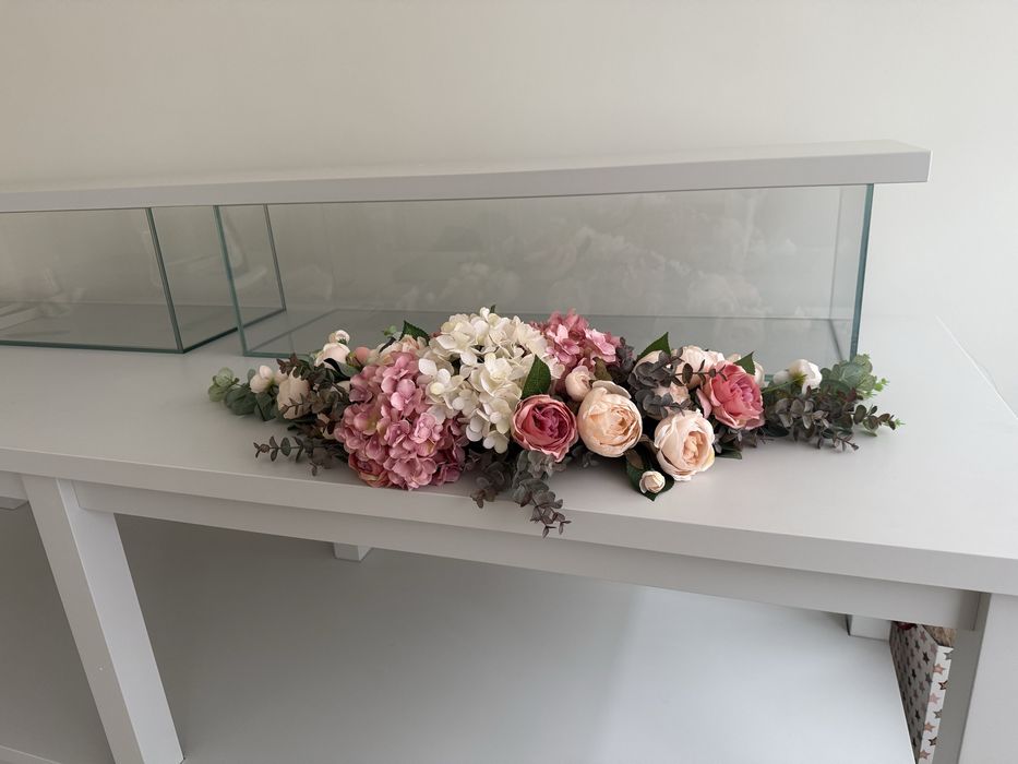 Аранжировка за сватбена маса от изкуствени цветя