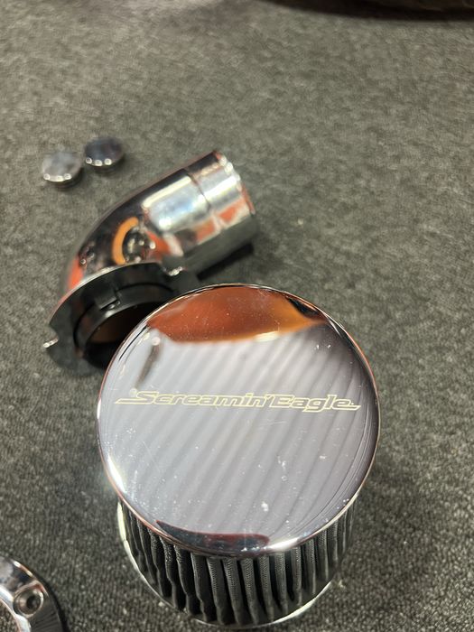 Vând kit filtru de aer Screamin’ Eagle pentru Harley Davidson 103