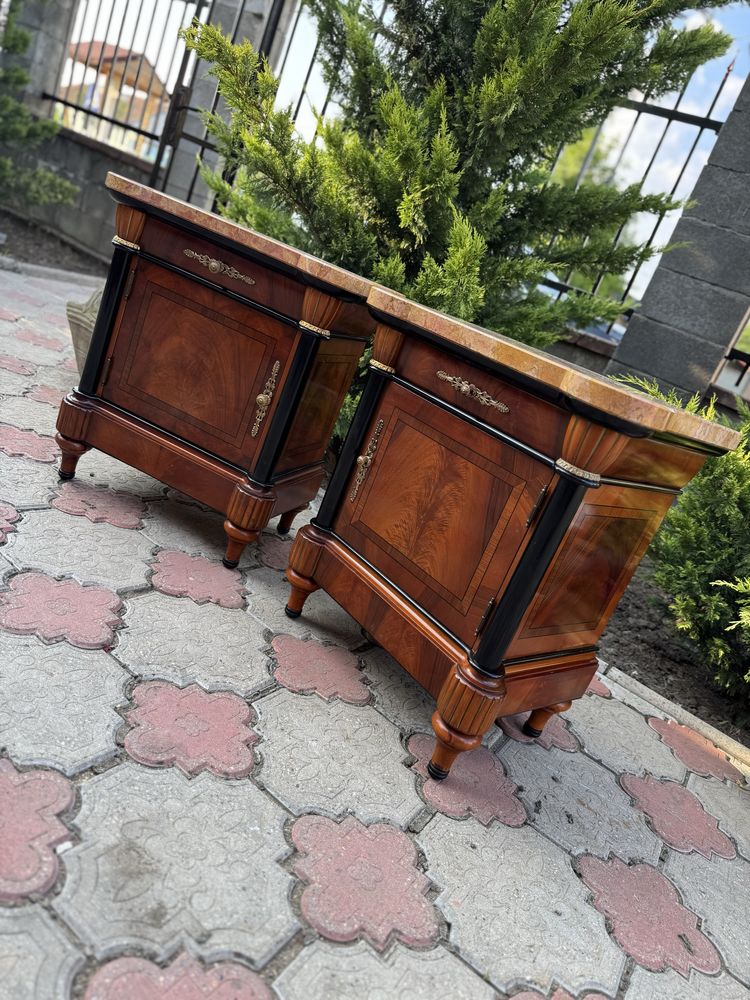 Două noptiere deosebite din lemn masiv cu blat marmură