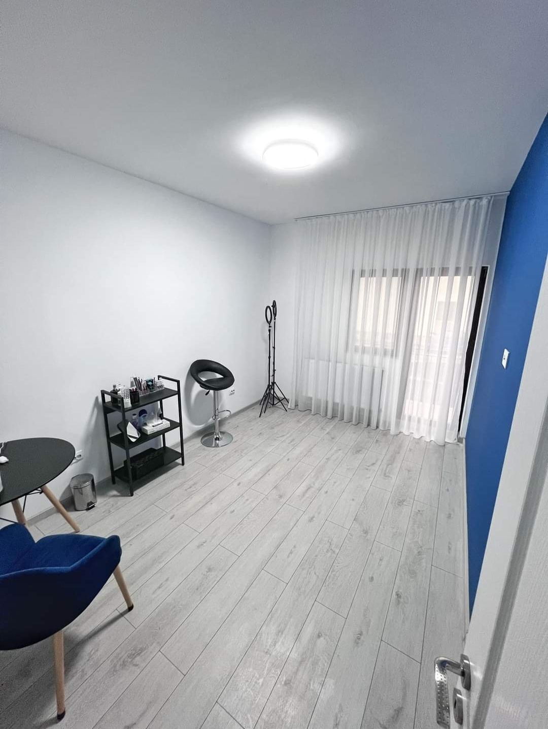 Apartament cu 3 camere + boxa  Iași
