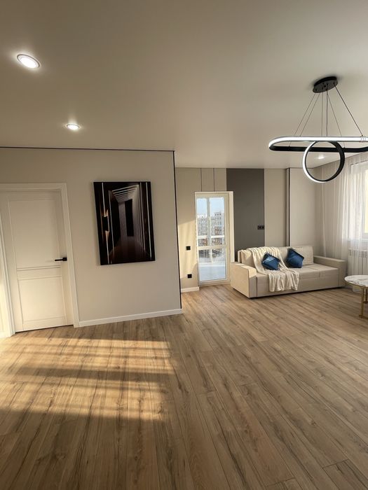 Классненькая евротрешка на левом!