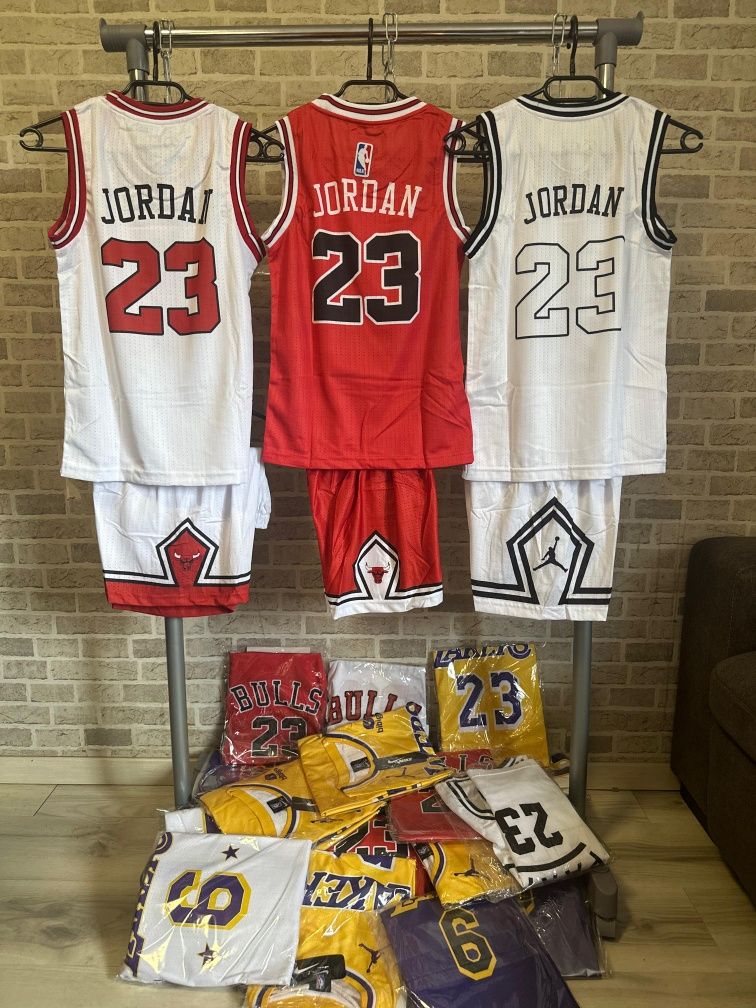 Echipamente baschet copii – modele Jordan și Lakers