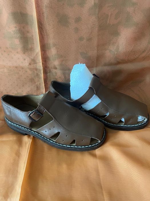 Прлдам сандалии новые