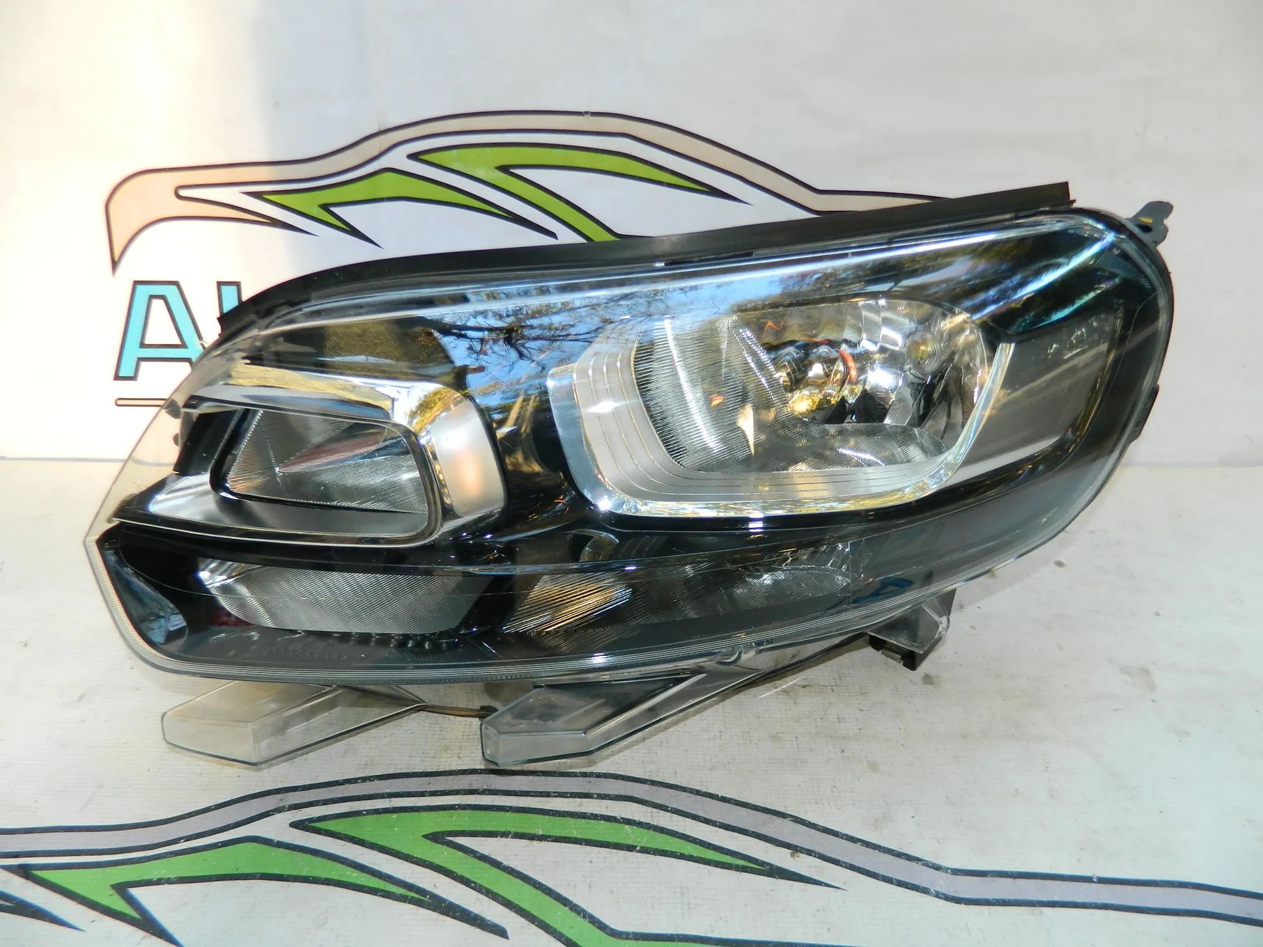 Far stanga Opel Vivaro Citroen Jumpy model 2019-2024 cod 9808567780-00