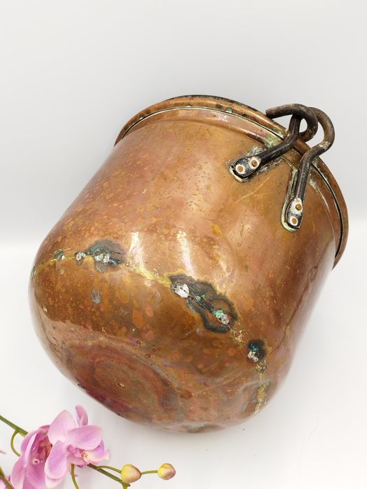 Голямо холандско медно котле, ръчно изковано с дръжка от ковано желязо