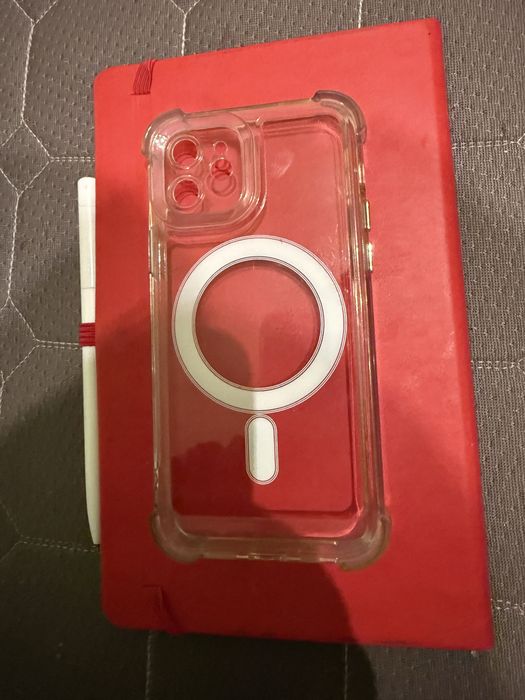 Husă iPhone 12 – design modern, protecție premium, stare excelentă