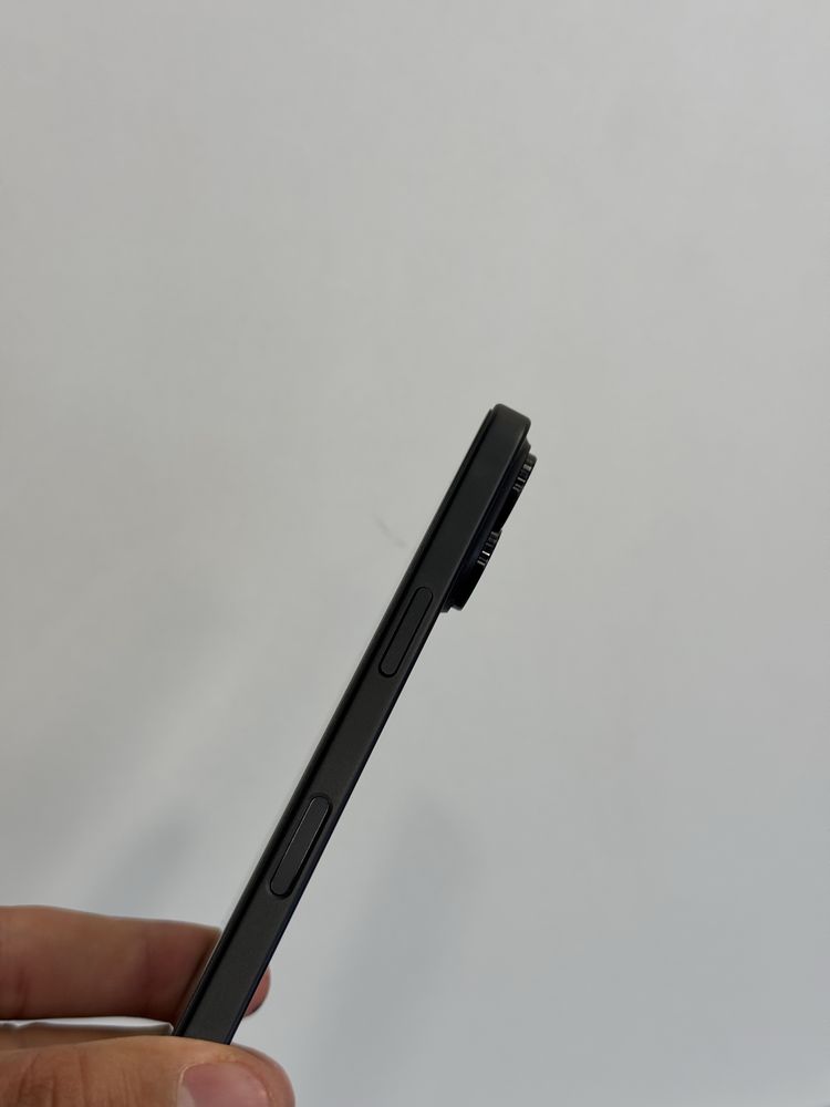 Продавам iPhone 16 на 20 цикъла