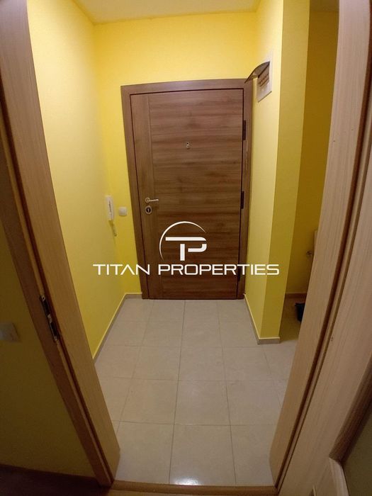 Необзаведен двустаен апартамент в Центъра