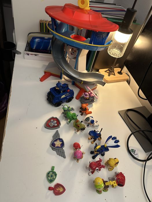 Vand set patrula catelusilor turnul de control plus 13 extra figurine