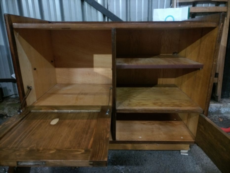 Дървен шкаф с барче и вратички от масивно дърво