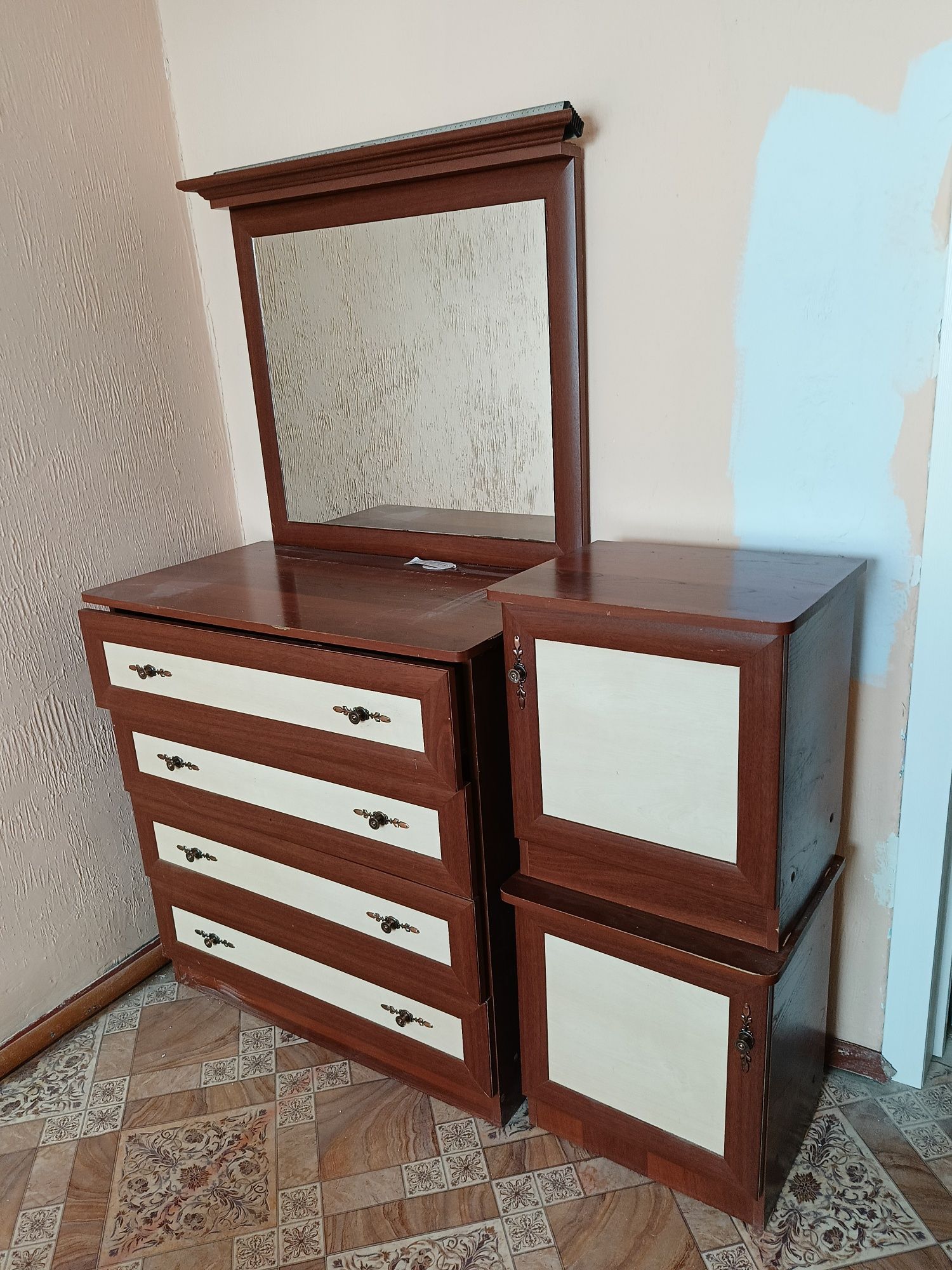 Продам срочно камот и две тумбочку