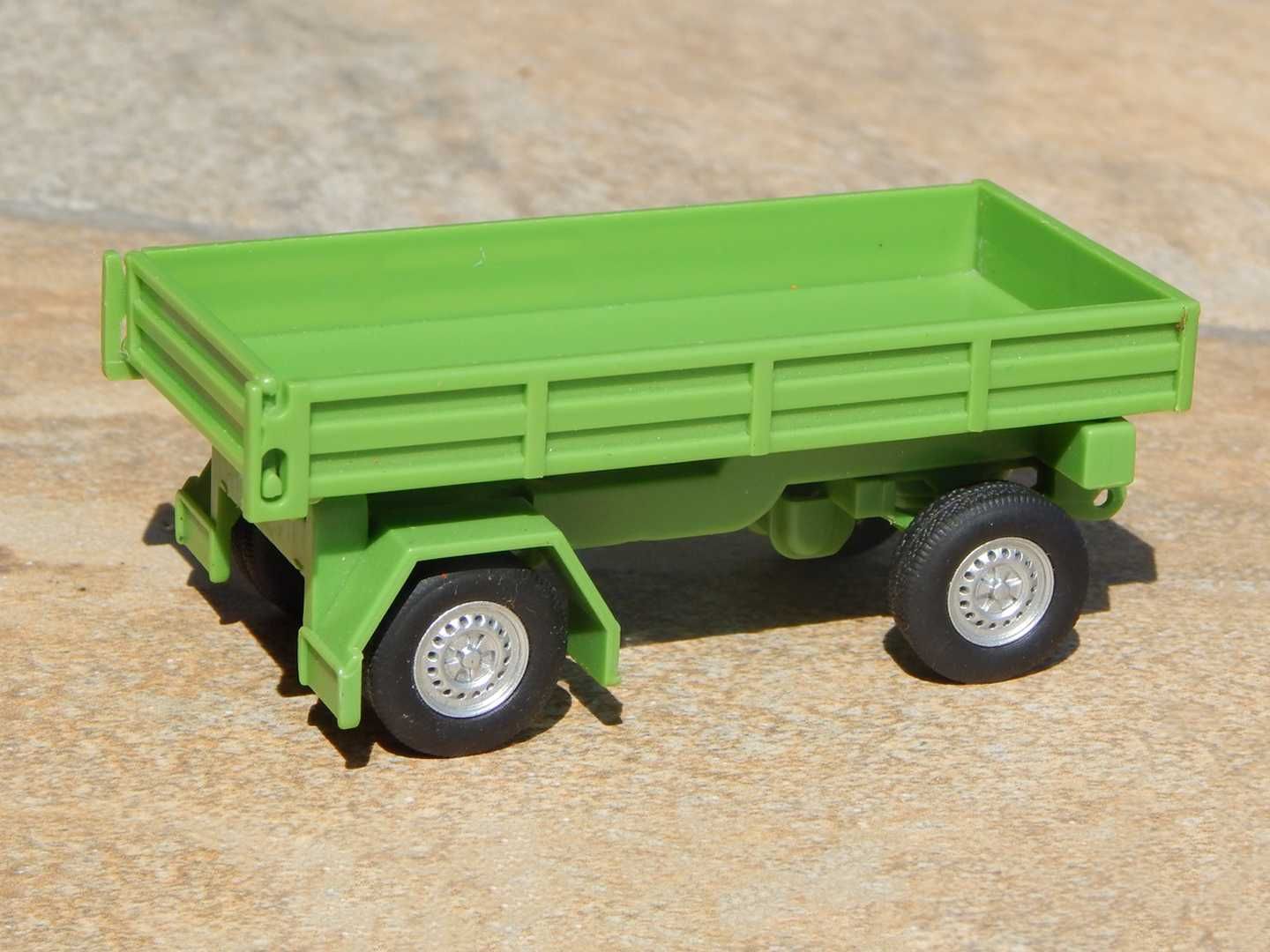 Macheta remorca camion plastic cu osie mobila si oblon rabatabil