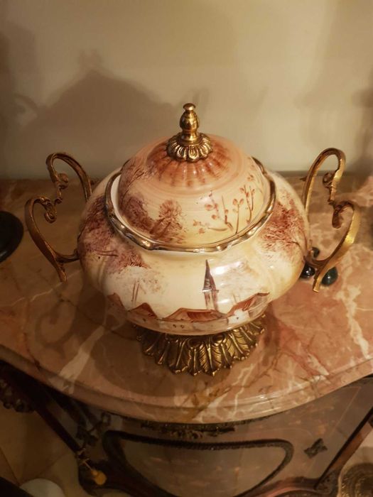 Луксозна Порцеланова Бонбониера с Бронзова Основа и Дръжки