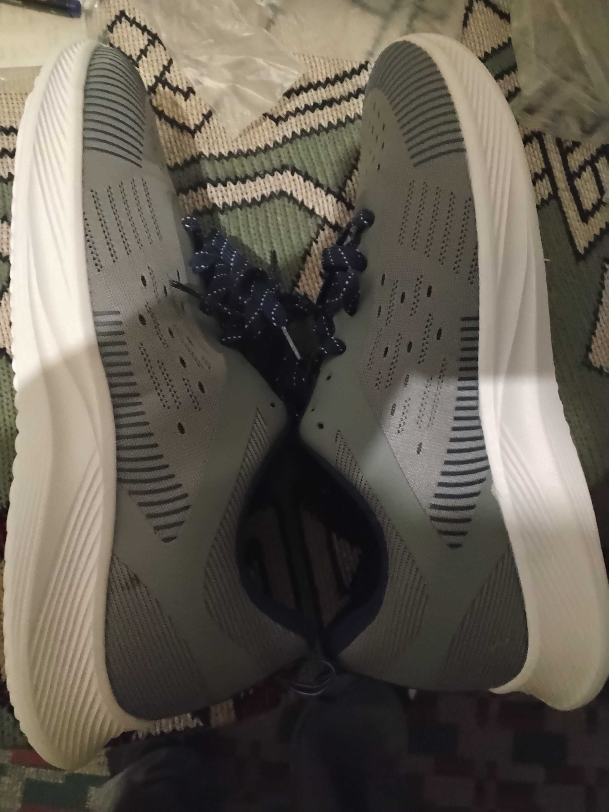 Pantofi sport barbati alb/gri,marimea 45,noi.Pret: 59 lei