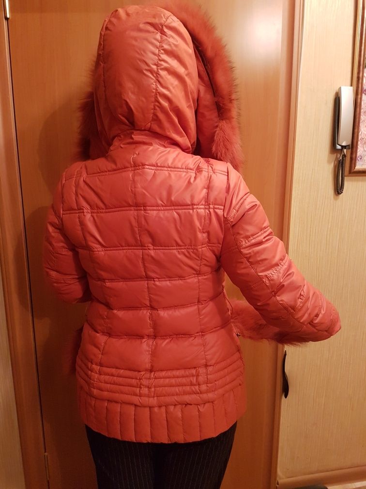 Тёплая женская куртка с капюшоном