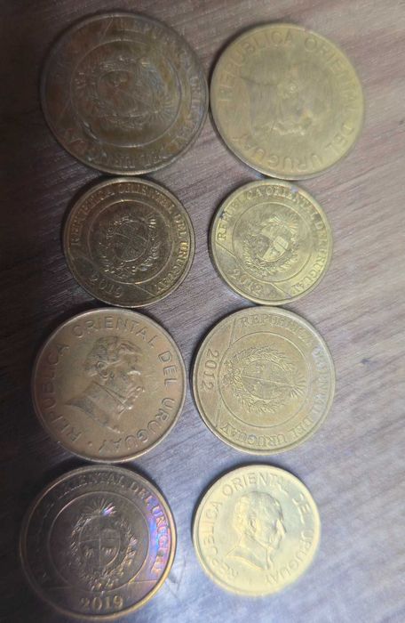 монети Уругвай 8 бр