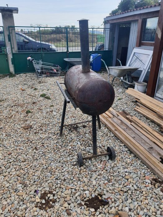 Grătar afumătoare pe lemn