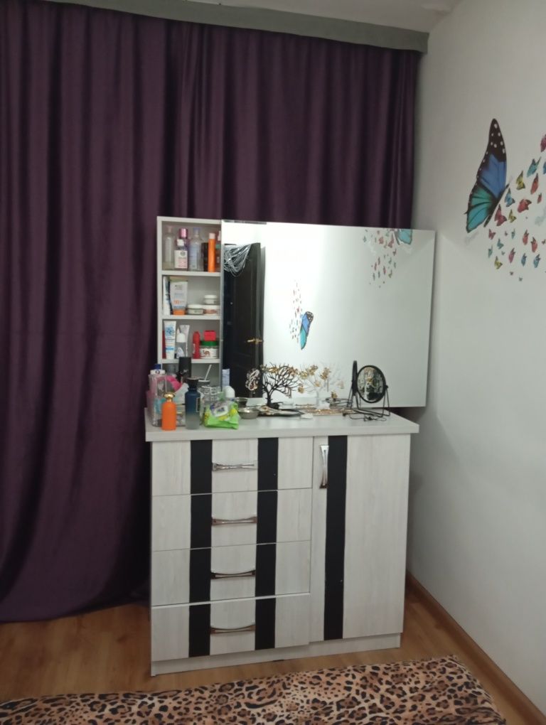 Срочно продаю трюмо ,камод с зеркалом