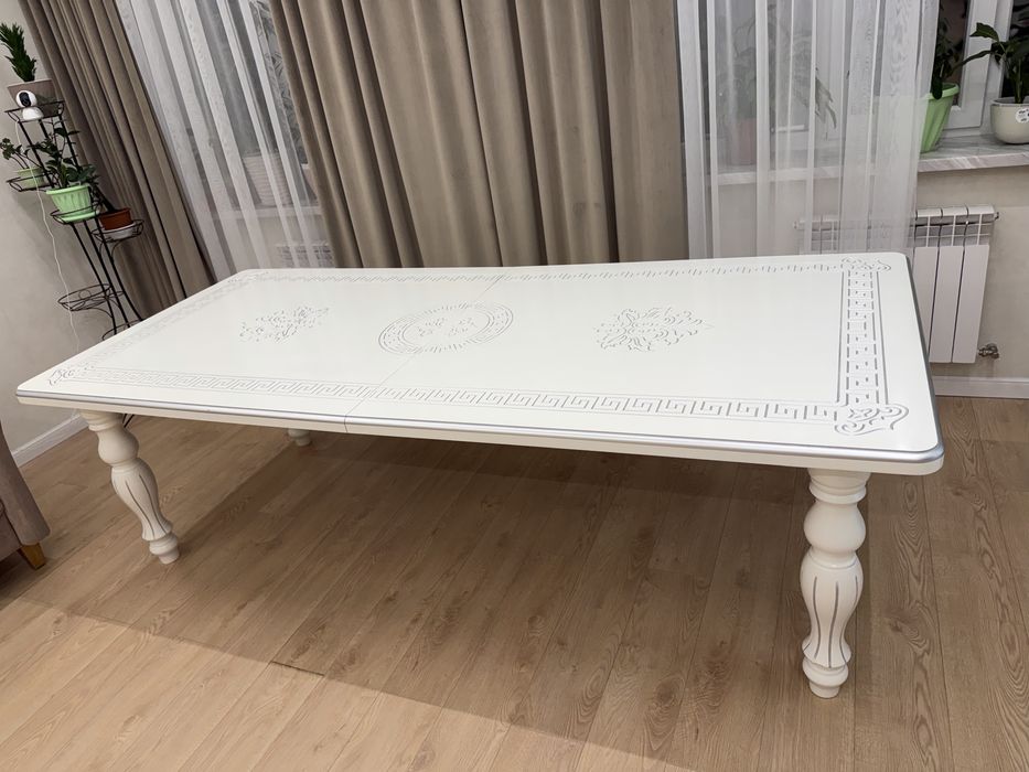 Продается стол в гостиную