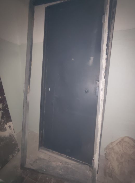 Железная дверь с косяком