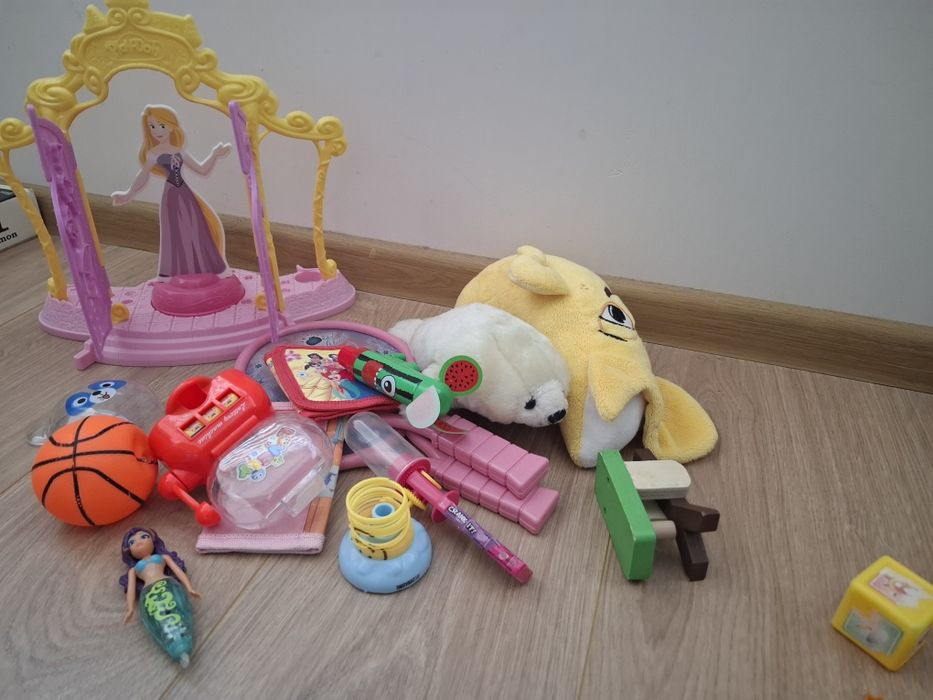 Подарявам детски играчки