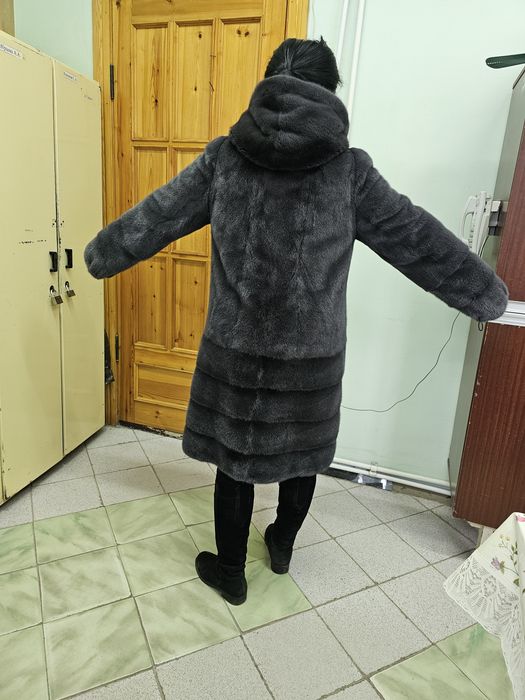 Продам норковую шубу , цвет графит за 250000тг.вместе с шапкой .